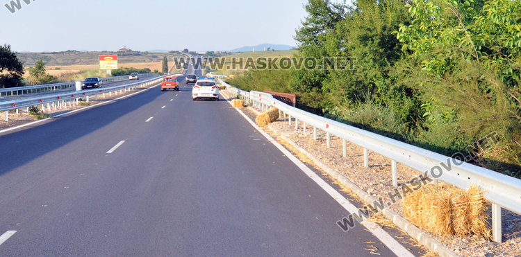 Препълнени камиони ръсят бали слама по пътя, става опасно