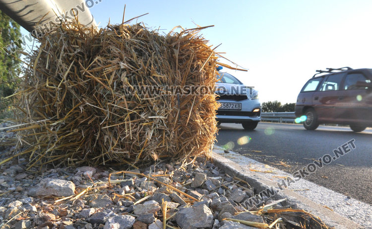 Препълнени камиони ръсят бали слама по пътя, става опасно