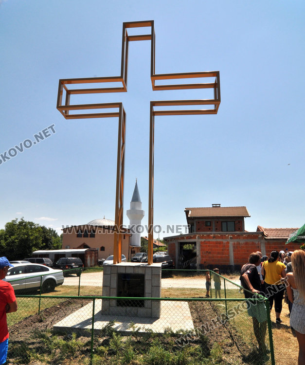  Осветиха 9-метровия кръст в село Стамболийски