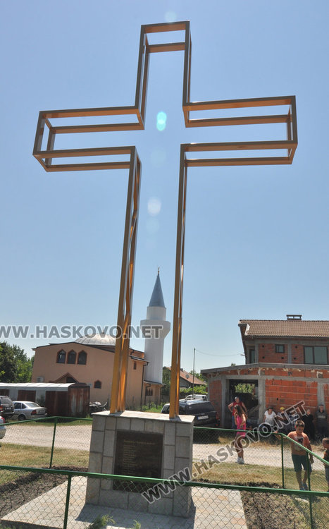  Осветиха 9-метровия кръст в село Стамболийски