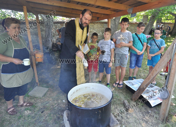 Деца биха камбаната на храмовия празник на Св.Неделя в Мандра