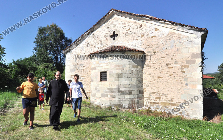 Деца биха камбаната на храмовия празник на Св.Неделя в Мандра