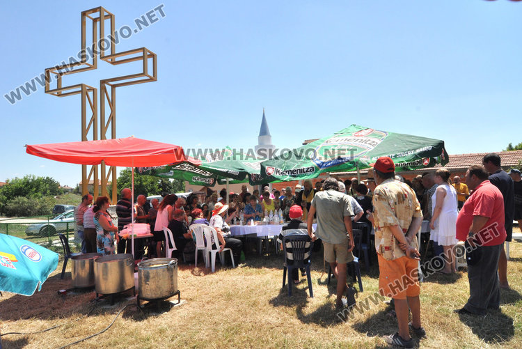  Осветиха 9-метровия кръст в село Стамболийски