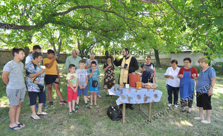 Деца биха камбаната на храмовия празник на Св.Неделя в Мандра