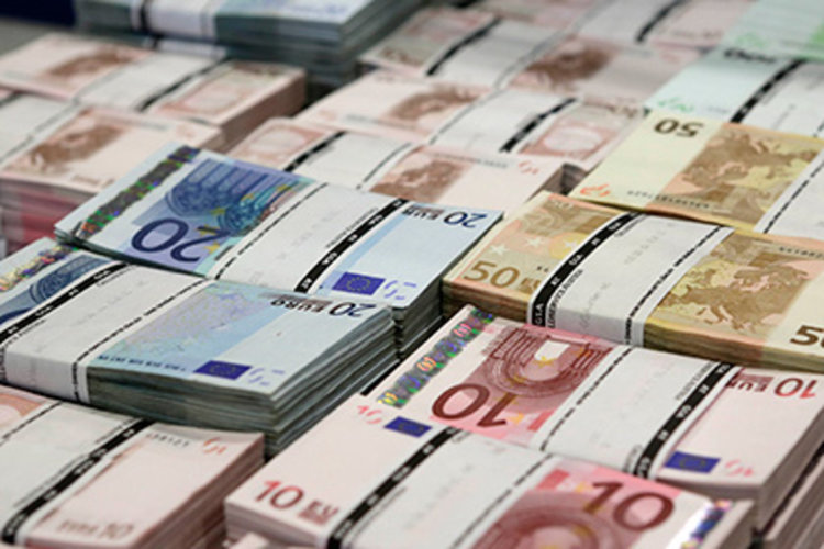 Българите в чужбина изпратили в родината 400 млн. евро от началото на годината, чуждите инвестиции минусови