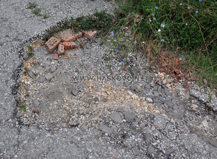 В Подкрепа се жалваха от разбити улици. Общината чака договор за асфалтиране 