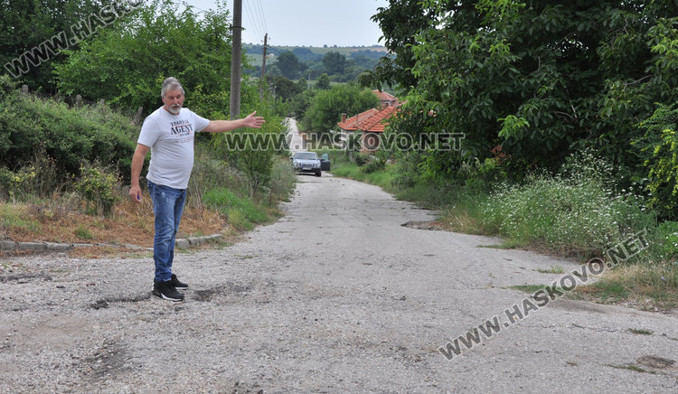 В Подкрепа се жалваха от разбити улици. Общината чака договор за асфалтиране 