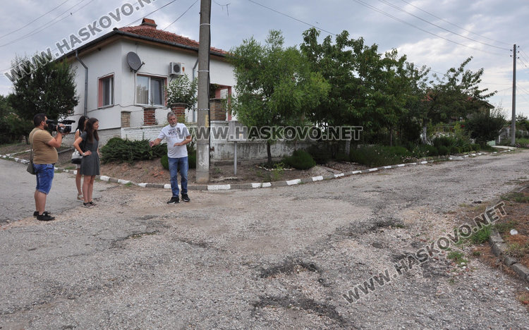 В Подкрепа се жалваха от разбити улици. Общината чака договор за асфалтиране 