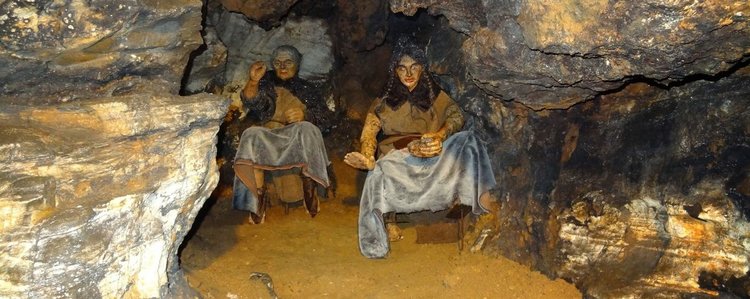 Пещера „Шаренка“ е пещера-музей, намираща се в мраморен масив в дълбок пролом, на около 2км от град Мадан. Археолози са установили, че в пещерата е извършван рудодобив, била е обитавана още през бронзовата епоха (16-12 в.пр.Хр.).  Пещерата е реконструирана преди 10-тина години по съвместен проект на община Мадан и гръцката община Керамоти 