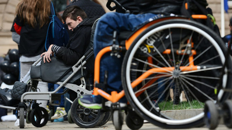 Парите на хора с тежки увреждания се оказаха орязани от новия закон