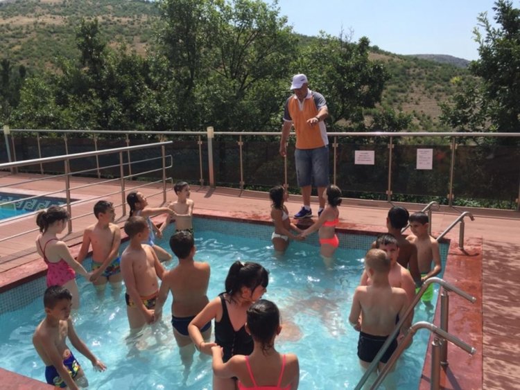 С пъстър детски празник беше открито "Плувно лято 2019" в Момчилград