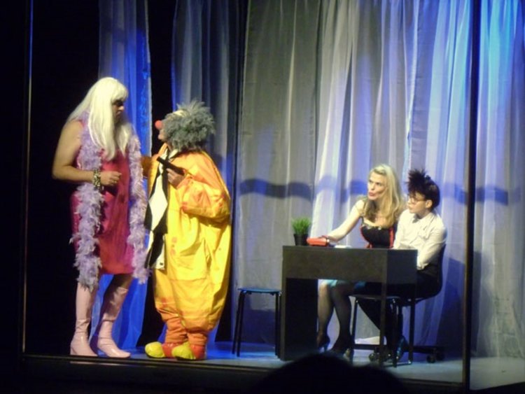 Актьорите ни "застрелват идиотите" пред пълна зала във Варна