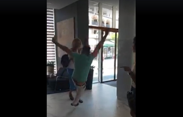 Гонят с ритници израелски туристки с резервация от хотел на морето (видео)