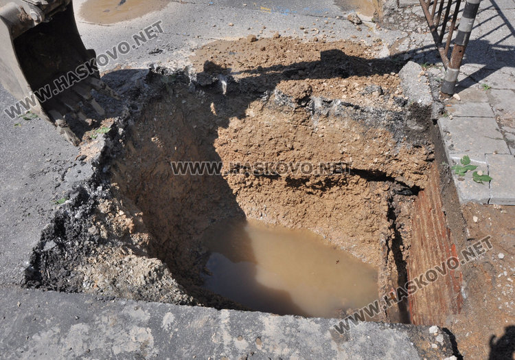 Центърът и "Раковски" пак без вода заради авария