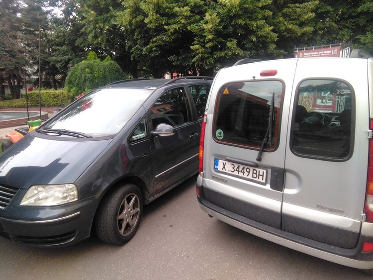 Хасковлийка сигнализира за паркирани коли в пешеходната зона