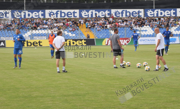 Гръм удари „Ботев” в Кърджали, порой прекъсна мача на „Арда”/снимки/