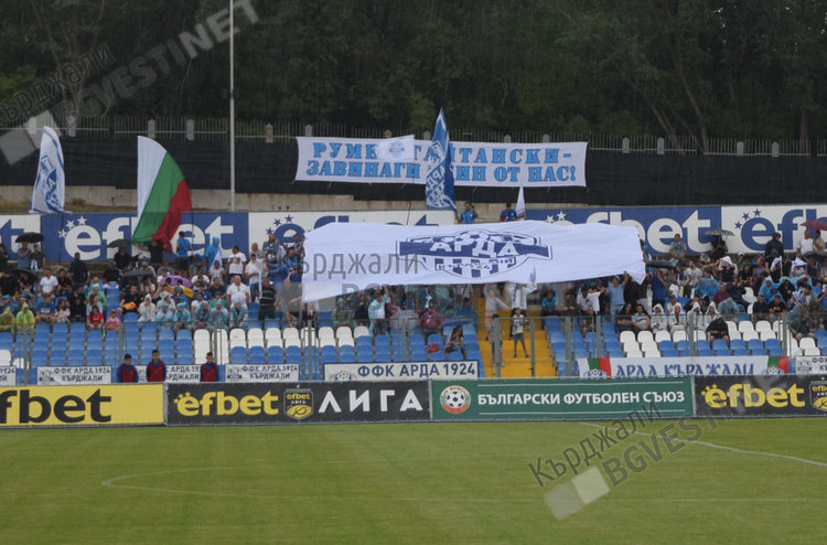 Гръм удари „Ботев” в Кърджали, порой прекъсна мача на „Арда”/снимки/