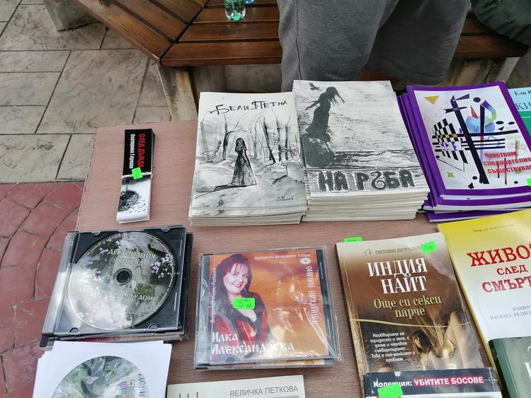 Екатерина продава благотворително и своите книги, които са с изчерпан тираж