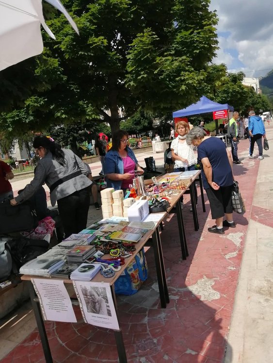 Много хора се включиха , купуваха, даваха пари, носеха свои нещана място