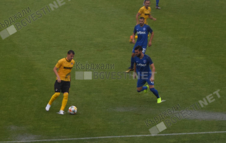 Гръм удари „Ботев” в Кърджали, порой прекъсна мача на „Арда”/снимки/