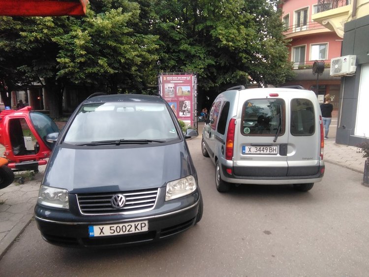 Хасковлийка сигнализира за паркирани коли в пешеходната зона