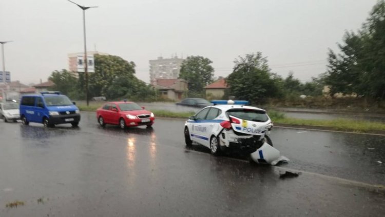 Баровец с "Мерцедес" натресе патрулка в Кърджали и избяга