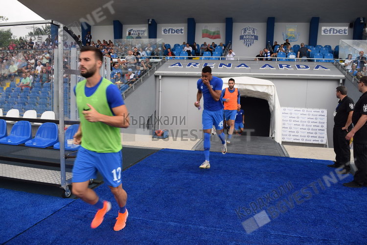 Гръм удари „Ботев” в Кърджали, порой прекъсна мача на „Арда”/снимки/