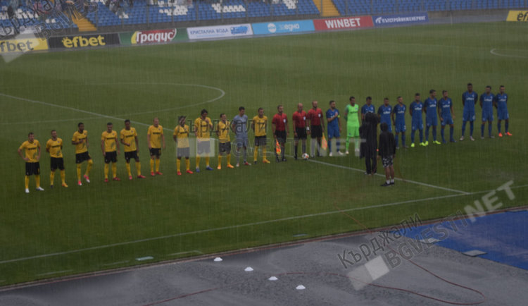 Гръм удари „Ботев” в Кърджали, порой прекъсна мача на „Арда”/снимки/