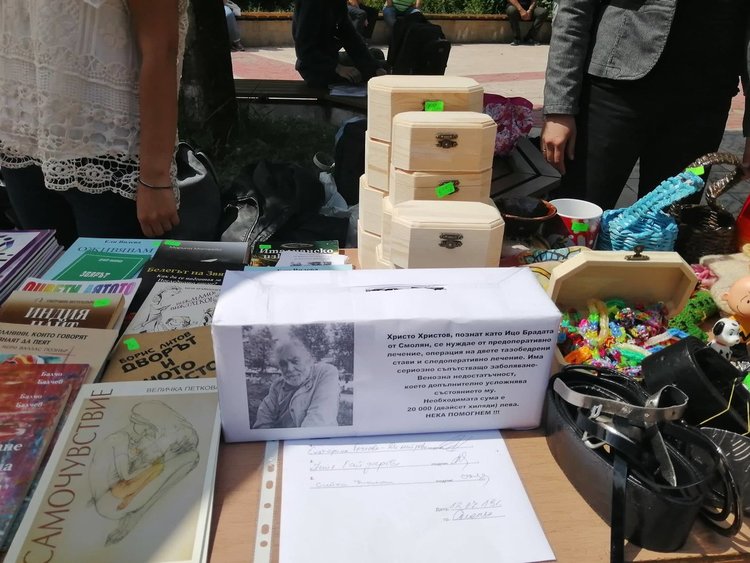 В кутиите за няколко часа се събраха 950 лева за лечението на Ицо