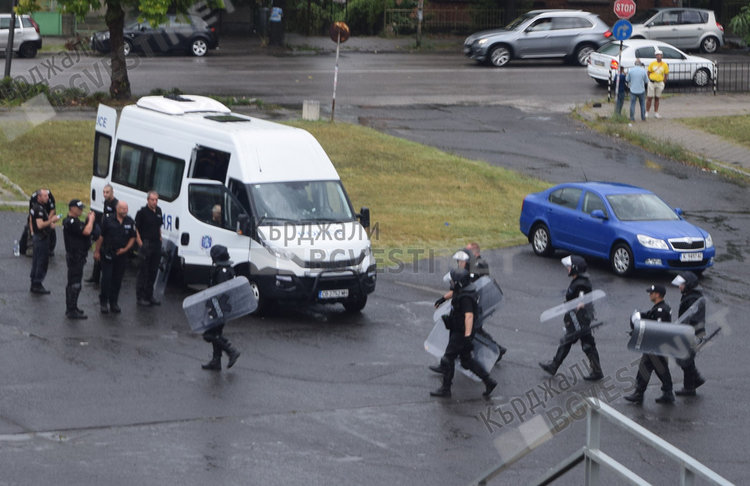 Гръм удари „Ботев” в Кърджали, порой прекъсна мача на „Арда”/снимки/