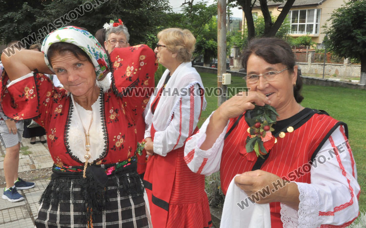 Певци и танцьори показаха красотата на фолклора в третия събор „Орловски напеви”