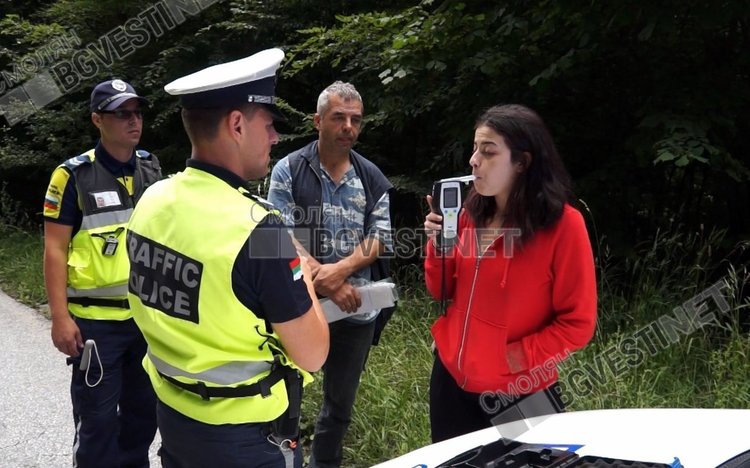 Лека кола падна в дере под пътя край Смолян