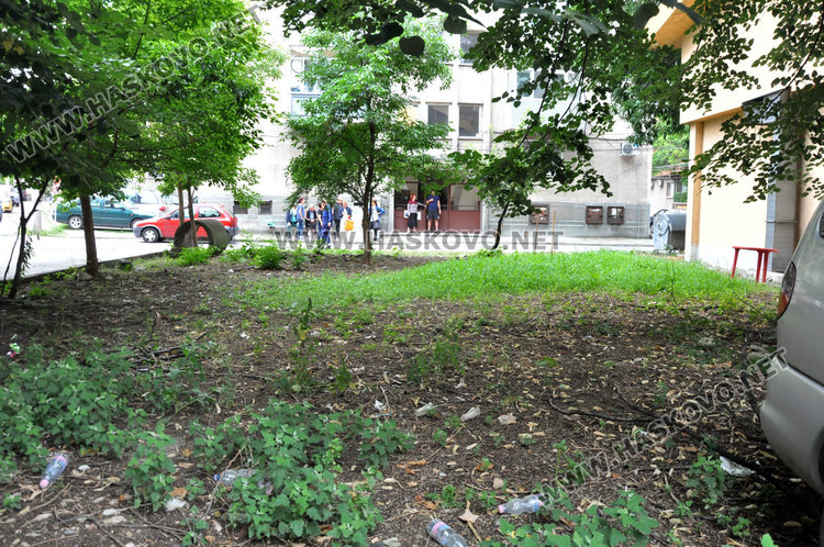 На ул.“К.Величков“ хванаха мотиките, искат градинка пред блока