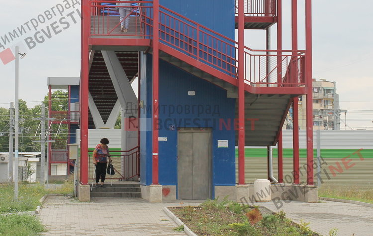 Трима младежи разбиват асансьора на пасерелката, хора с патерици катерят стълбите – ВИДЕО