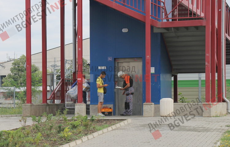 Трима младежи разбиват асансьора на пасерелката, хора с патерици катерят стълбите – ВИДЕО