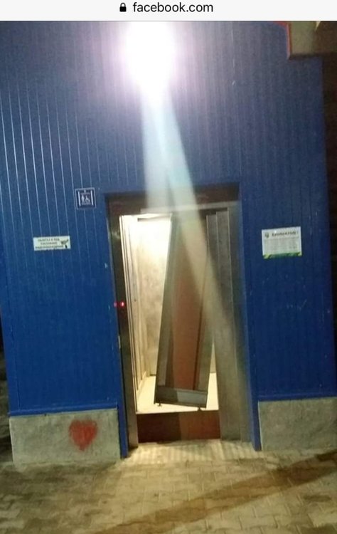 Трима младежи разбиват асансьора на пасерелката, хора с патерици катерят стълбите – ВИДЕО