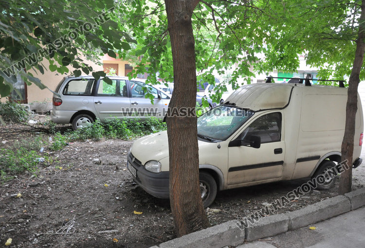 На ул.“К.Величков“ хванаха мотиките, искат градинка пред блока