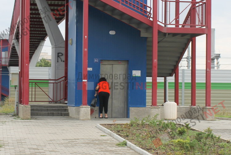 Трима младежи разбиват асансьора на пасерелката, хора с патерици катерят стълбите – ВИДЕО