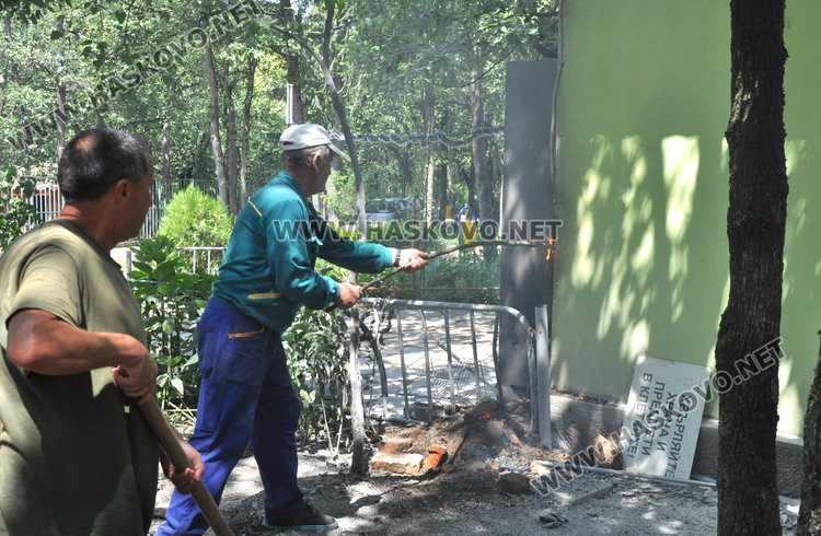 Зоопаркът в Хасково получи лиценз с фойерверки, но буквално