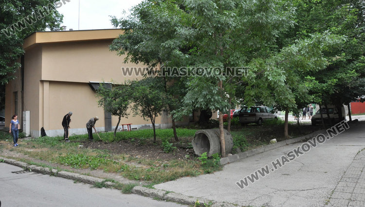 На ул.“К.Величков“ хванаха мотиките, искат градинка пред блока