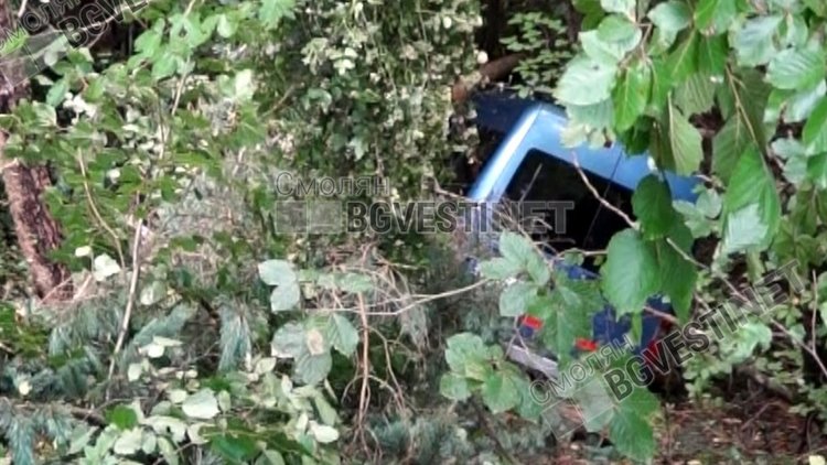 Лека кола падна в дере под пътя край Смолян