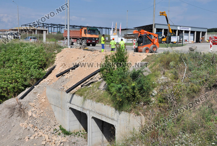 Ремонтират пропадналия от дъжда път към кв. “Болярово“
