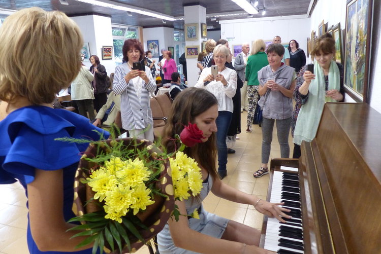 Много цветя, включително от областния управител Недялко Славов и кмета на Смолян Николай Мелемов, много радостни усмивки и приятелски прегръдки получи младата художничка, А музикално надарената й дъщеря я поздрави с изпълнения на пиано