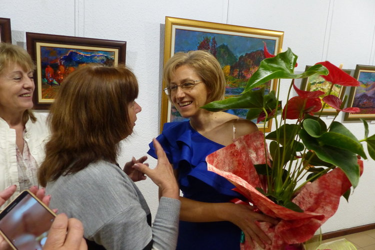 Дядо ми остави завет да измервам живота по миговете, които спират дъха. Тези мигове  са неговите разкази – „Свечеряване“, „Гора“, „Шумки от габър“, „Козият рог“, те  са уловени в  моите картини.", сподели художничката