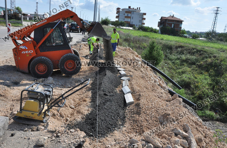 Ремонтират пропадналия от дъжда път към кв. “Болярово“