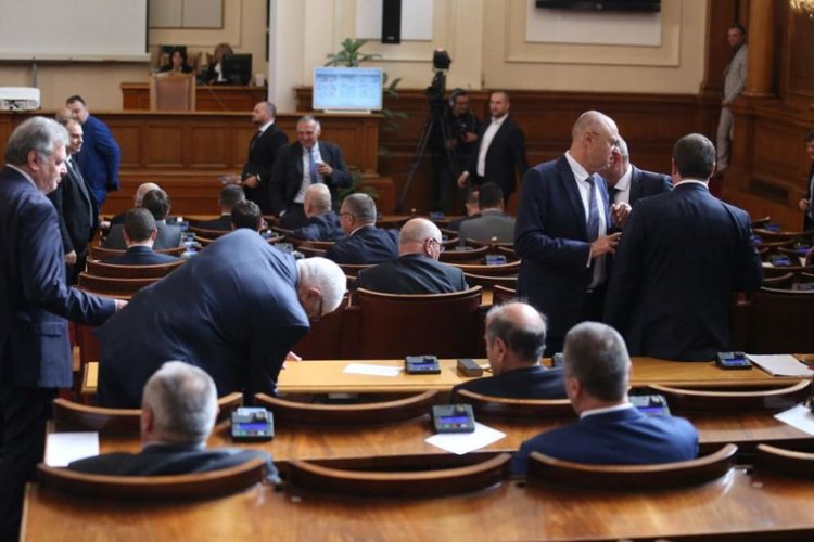 Извънреден дебат за машинното гласуване в парламента