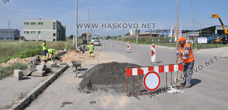 Ремонтират пропадналия от дъжда път към кв. “Болярово“