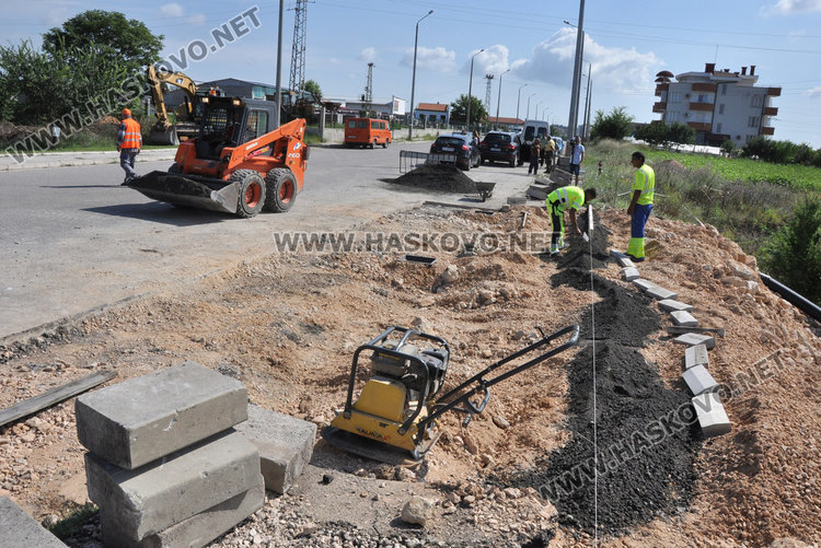 Ремонтират пропадналия от дъжда път към кв. “Болярово“