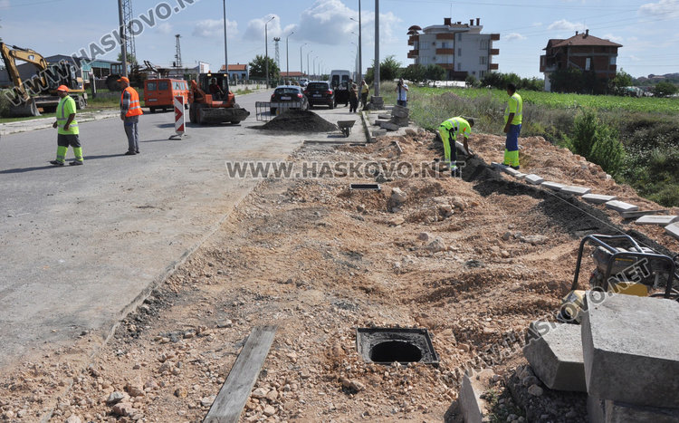 Ремонтират пропадналия от дъжда път към кв. “Болярово“