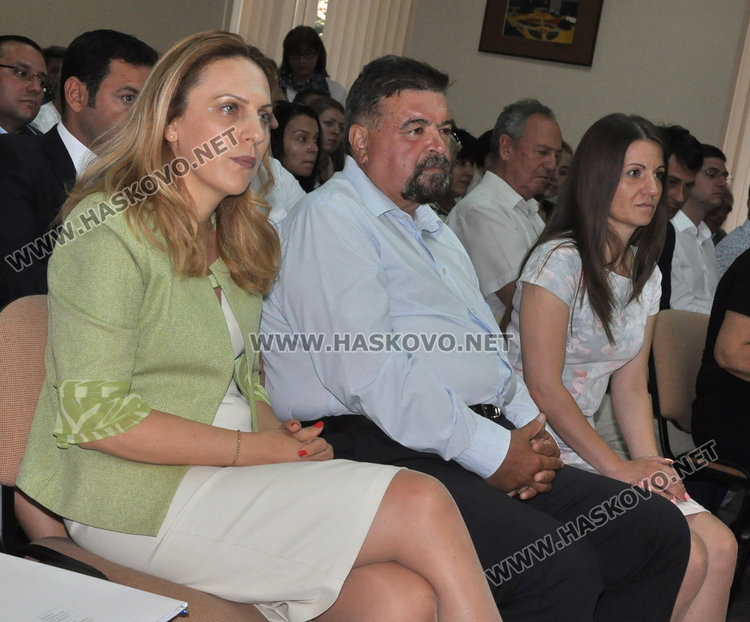 От ляво надясно: Вицепремиерът Марияна Николова, Димитър Димитров - Неохим, зам.-областният управител на Хасково Стефка Здравкова